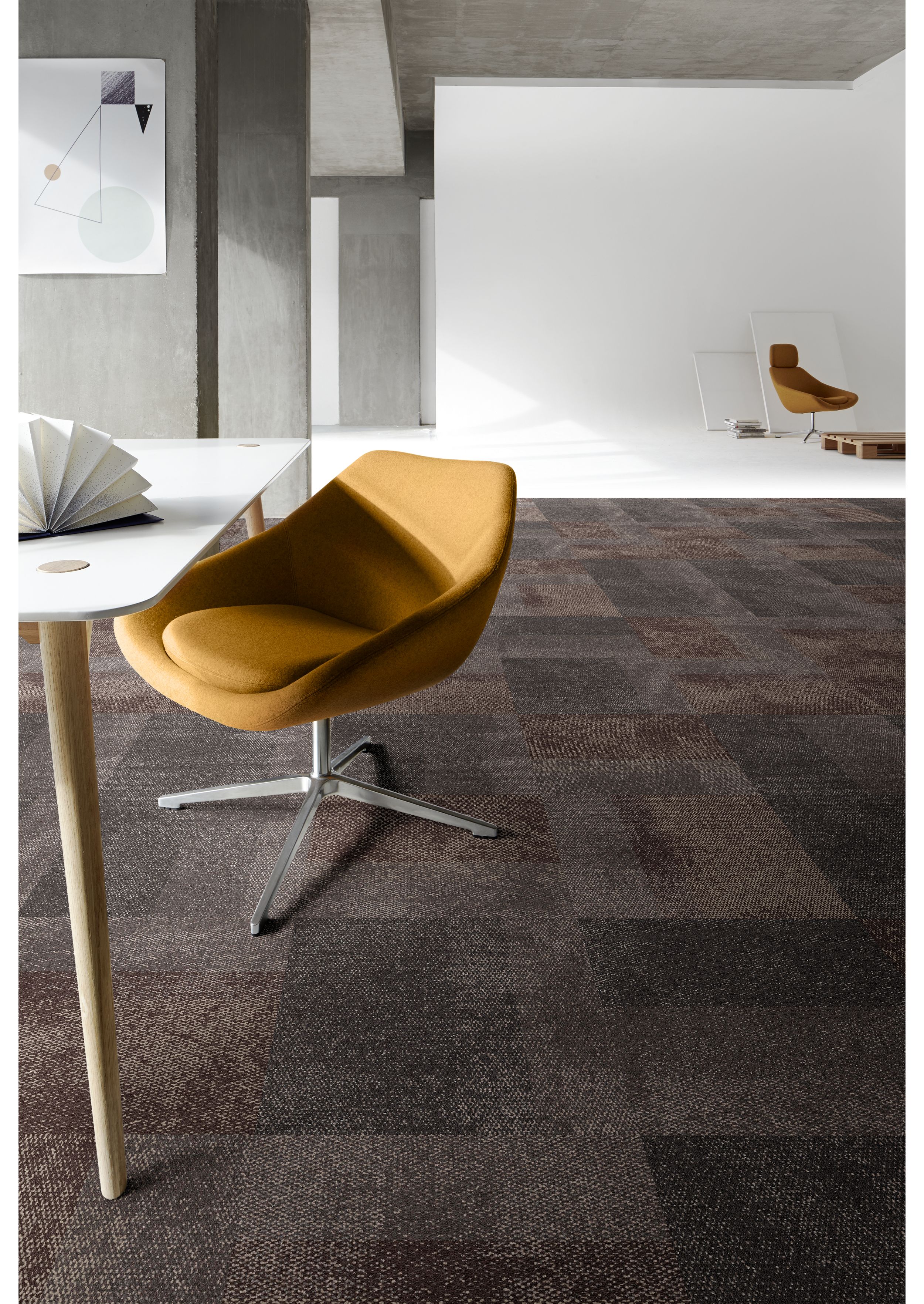 Interface Exposed carpet tile in studio with white room and wooden palette in background numéro d’image 4